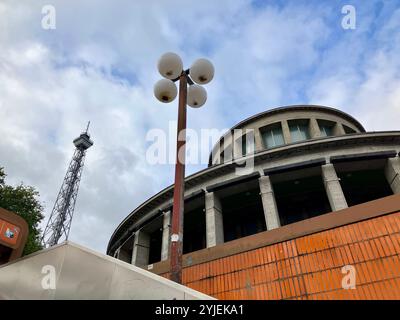 Der Berliner Funkturm und die Messe Berlin von der Messedamm-Unterführung aus gesehen. Westend, Charlottenburg-Wilmersdorf, Berlin, Deutschland. Oktober 2023. Stockfoto