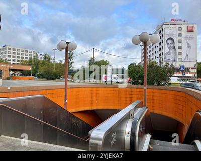 Die Unterführung zum Messedamm, auf der anderen Straßenseite das Ibis Berlin Messe. Westend, Charlottenburg-Wilmersdorf, Berlin, Deutschland. Oktober 2023. Stockfoto