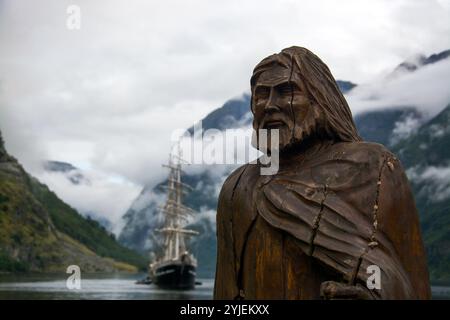 Gudvangen ist ein kleiner Ort in der Gemeinde Aurland am südlichen Ende des Naeroyfjords in Norwegen Stockfoto