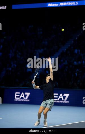 Torino, Italien. November 2024. Italiens Jannik SinnerÊserves gegen Russlands Daniil Medwedew während des Einzel-Tennisspiels der ATP World Tour Finals in der Inalpi Arena in Turin, Italien - Sport - Donnerstag, 14. November 2024. (Foto: Marco Alpozzi/Lapresse) Credit: LaPresse/Alamy Live News Stockfoto