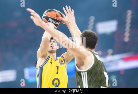 München, Deutschland. November 2024. Basketball: Euroleague, FC Bayern München - Alba Berlin, Hauptrunde, Spieltag 10, BMW Park: Berlins Gabriele Procida wirft. Quelle: Lukas Barth/dpa/Alamy Live News Stockfoto