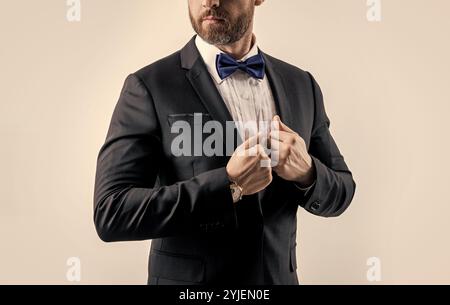 Verkürzter Smoking-Mann im Studio. Foto eines Mannes im Smoking. Ein Mann trägt einen formellen Anzug. Mann im Smoking Stockfoto