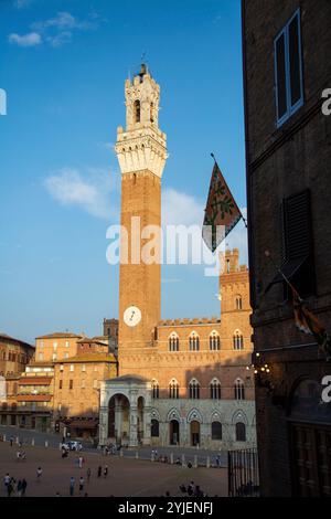 Der Palazzo Pubblico ist ein Palast in Siena in der Toskana, Italien, dessen Bau 1297 begann. Der Palazzo Pubblico ist ein Palast in Siena, in der Tos Stockfoto