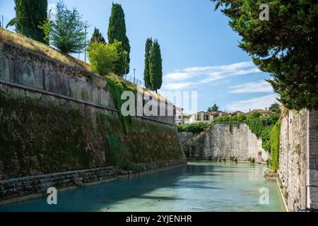 Peschiera del Garda ist eine italienische Gemeinde in der Provinz Verona in der Region Veneto. Teile der Altstadt mit ihren Befestigungsanlagen trennen den To Stockfoto