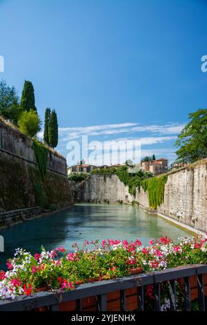 Peschiera del Garda ist eine italienische Gemeinde in der Provinz Verona in der Region Veneto. Teile der Altstadt mit ihren Befestigungsanlagen trennen den To Stockfoto