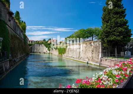 Peschiera del Garda ist eine italienische Gemeinde in der Provinz Verona in der Region Veneto. Teile der Altstadt mit ihren Befestigungsanlagen trennen den To Stockfoto