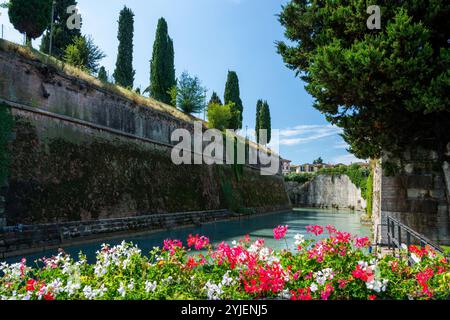 Peschiera del Garda ist eine italienische Gemeinde in der Provinz Verona in der Region Veneto. Teile der Altstadt mit ihren Befestigungsanlagen trennen den To Stockfoto