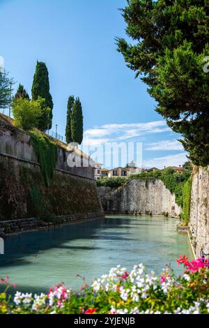 Peschiera del Garda ist eine italienische Gemeinde in der Provinz Verona in der Region Veneto. Teile der Altstadt mit ihren Befestigungsanlagen trennen den To Stockfoto