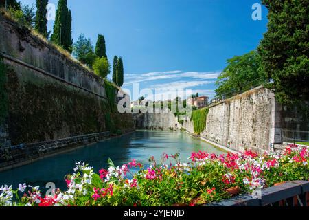 Peschiera del Garda ist eine italienische Gemeinde in der Provinz Verona in der Region Veneto. Teile der Altstadt mit ihren Befestigungsanlagen trennen den To Stockfoto