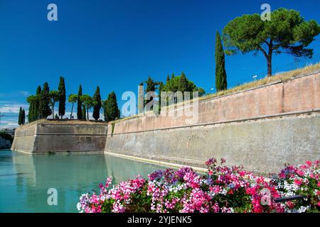 Peschiera del Garda ist eine italienische Gemeinde in der Provinz Verona in der Region Veneto. Teile der Altstadt mit ihren Befestigungsanlagen trennen den To Stockfoto