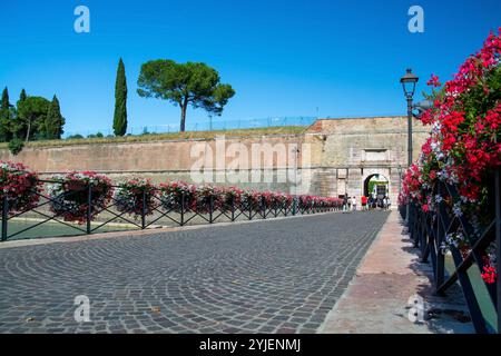 Peschiera del Garda ist eine italienische Gemeinde in der Provinz Verona in der Region Veneto. Teile der Altstadt mit ihren Befestigungsanlagen trennen den To Stockfoto