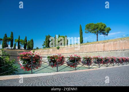 Peschiera del Garda ist eine italienische Gemeinde in der Provinz Verona in der Region Veneto. Teile der Altstadt mit ihren Befestigungsanlagen trennen den To Stockfoto