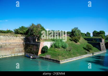 Peschiera del Garda ist eine italienische Gemeinde in der Provinz Verona in der Region Veneto. Teile der Altstadt mit ihren Befestigungsanlagen trennen den To Stockfoto