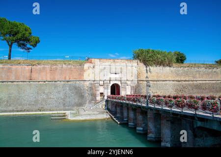 Peschiera del Garda ist eine italienische Gemeinde in der Provinz Verona in der Region Veneto. Teile der Altstadt mit ihren Befestigungsanlagen trennen den To Stockfoto