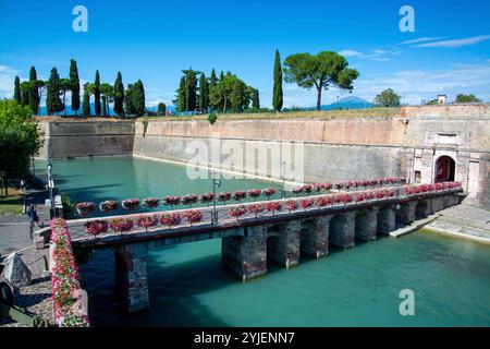 Peschiera del Garda ist eine italienische Gemeinde in der Provinz Verona in der Region Veneto. Teile der Altstadt mit ihren Befestigungsanlagen trennen den To Stockfoto