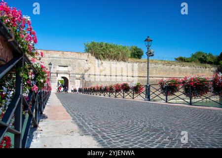 Peschiera del Garda ist eine italienische Gemeinde in der Provinz Verona in der Region Veneto. Teile der Altstadt mit ihren Befestigungsanlagen trennen den To Stockfoto