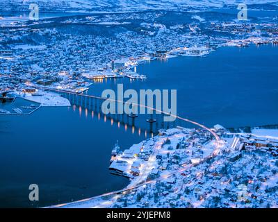 Die Tromso-Brücke ist eine Straßenbrücke in der norwegischen Stadt Tromso, die den Tromsoysund überquert und das Stadtzentrum an der isl verbindet Stockfoto