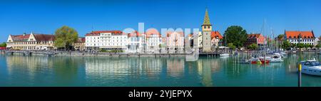 Lindau liegt am Ostufer des Bodensees im Dreiländereck Deutschland, Österreich und der Schweiz. Das historische Zentrum ist das alte Stockfoto