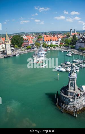 Lindau liegt am Ostufer des Bodensees im Dreiländereck Deutschland, Österreich und der Schweiz. Das historische Zentrum ist das alte Stockfoto