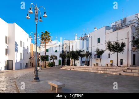 Iazza San Benedetto, im historischen Zentrum von Polignano a Mare, Italien, ist ein Platz, der von traditionellen weiß getünchten Gebäuden eingerahmt wird Stockfoto