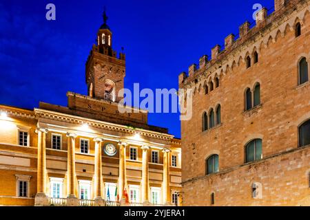 Piazza della Repubblica in Foligno, Italien, bei Nacht beleuchtet, mit dem neoklassizistischen Rathaus und dem historischen Museo Capitolare Diözesano Stockfoto