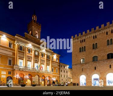 Piazza della Repubblica in Foligno, Italien, bei Nacht beleuchtet, mit dem neoklassizistischen Rathaus und dem historischen Museo Capitolare Diözesano Stockfoto