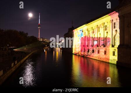 Nachtaufnahme der Museumsinsel mit Bode Museum am 15. Oktober 2019 während des Lichterfestes., Nachtaufnahme der Museumsinsel mit Bodemuseum am Stockfoto
