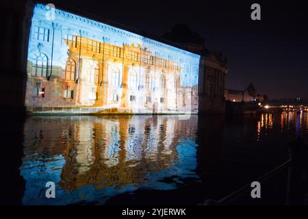 Nachtaufnahme der Museumsinsel mit Bode Museum am 15. Oktober 2019 während des Lichterfestes., Nachtaufnahme der Museumsinsel mit Bodemuseum am Stockfoto