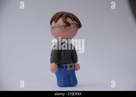 3D-Rendering in stilisiertem Ton eines jungen Mannes mit braunem Haar und Brille. Stockfoto