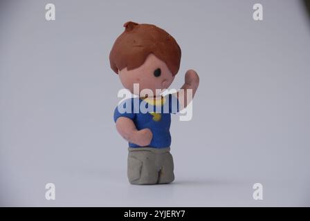 3D-Rendering in stilisiertem Ton eines jungen Mannes mit braunem Haar und blauem T-Shirt. Stockfoto