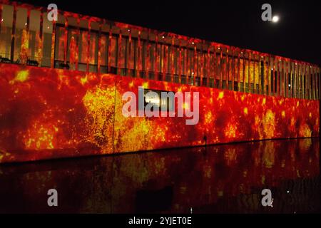 Nachtaufnahme der Museumsinsel mit James Simon Gallery am 15. Oktober 2019 während des Lichterfestes., Nachtaufnahme der Museumsinsel mit James- Stockfoto