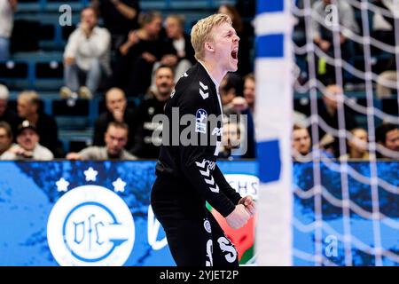 Gummersbach, Deutschland. November 2024. Bertram Obling (VfL Gummersbach, 16) jubelt DHB-Pokal 2024/25 Achtelfinale: VfL Gummersbach - GWD Minden; Gummersbach, Schwalbe Arena am 14.11.2024 Credit: dpa/Alamy Live News Stockfoto