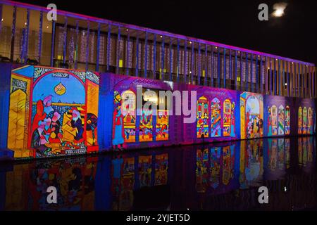 Nachtaufnahme der Museumsinsel mit James Simon Gallery am 15. Oktober 2019 während des Lichterfestes., Nachtaufnahme der Museumsinsel mit James- Stockfoto