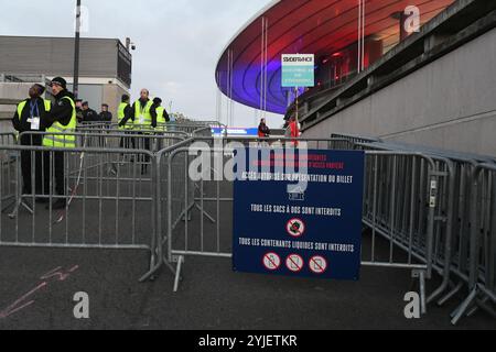 Saint Denis, Frankreich. November 2024. Das Stade de France und seine Umgebung werden genau überwacht, mit einem sehr verstärkten System wenige Stunden vor dem Spiel zwischen der französischen Mannschaft und Israel in der Nationenliga in Saint-Denis, Frankreich am 14. November 2024. (Foto: Lionel Urman/SIPA USA) Credit: SIPA USA/Alamy Live News Stockfoto