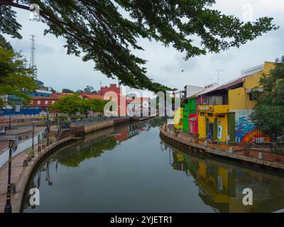 Malacca River von der Jambatan Chan Koon Chen Bridge im Stadtzentrum von Melaka, Malaysia. Historische Städte in der Straße von Malakka gehören zum Weltkulturerbe Stockfoto