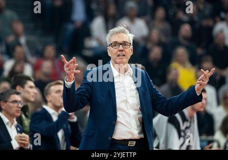 München, Deutschland. November 2024. Basketball: Euroleague, FC Bayern München - Alba Berlin, Hauptrunde, Spieltag 10, BMW Park: Münchner Trainer Gordon Herbert. Quelle: Lukas Barth/dpa/Alamy Live News Stockfoto