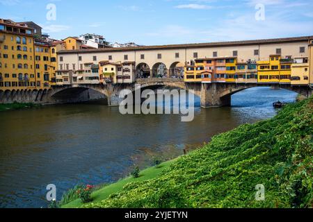 Die Ponte Vecchio ist die älteste Brücke über den Arno in der italienischen Stadt Florenz und gilt als eine der ältesten Segmentbogenbrücken in der Stockfoto