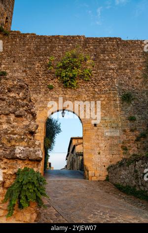 Monteriggioni wurde von der Republik Siena zwischen 1213 und 1219 als Verteidigungsstützpunkt errichtet, um die Region um das Elsa-Tal und das Fortre zu beobachten Stockfoto