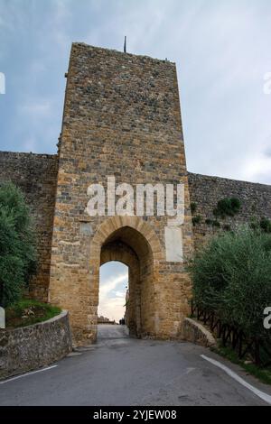 Monteriggioni wurde von der Republik Siena zwischen 1213 und 1219 als Verteidigungsstützpunkt errichtet, um die Region um das Elsa-Tal und das Fortre zu beobachten Stockfoto