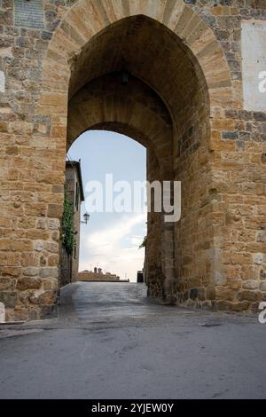 Monteriggioni wurde von der Republik Siena zwischen 1213 und 1219 als Verteidigungsstützpunkt errichtet, um die Region um das Elsa-Tal und das Fortre zu beobachten Stockfoto