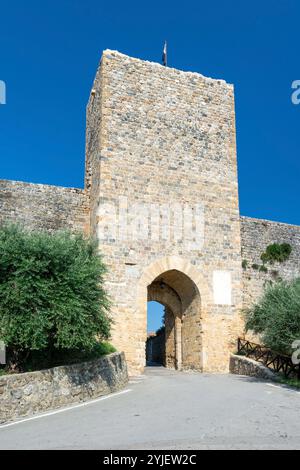 Monteriggioni wurde von der Republik Siena zwischen 1213 und 1219 als Verteidigungsstützpunkt errichtet, um die Region um das Elsa-Tal und das Fortre zu beobachten Stockfoto