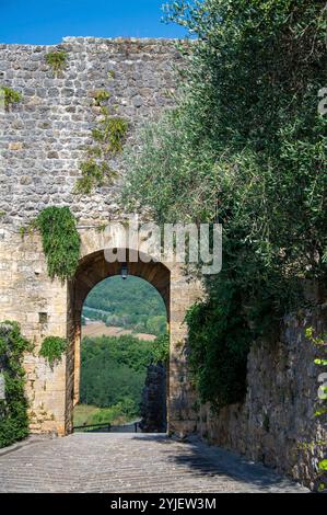 Monteriggioni wurde von der Republik Siena zwischen 1213 und 1219 als Verteidigungsstützpunkt errichtet, um die Region um das Elsa-Tal und das Fortre zu beobachten Stockfoto