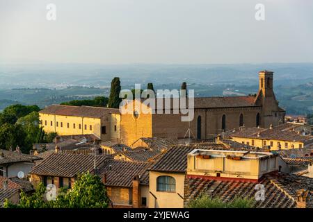 Die Kirche Sant Agostino ist die zweitgrößte Kirche in San Gimignano in der Toskana, Italien und gehört dem Orden des Heiligen Augustus, die Kirche San Stockfoto