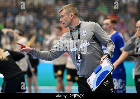 Gummersbach, Deutschland. November 2024. Gudjon Valur Sigurdsson (VfL Gummersbach Trainer) gibt Anweisungen GER, VfL Gummersbach vs. Bergischer HC, Handball, DHB-Pokal, Achtelfinale, 14.11.2024 Foto: Eibner-Pressefoto/Jürgen Augst Credit: dpa/Alamy Live News Stockfoto