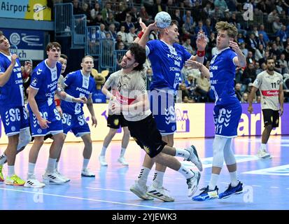 Gummersbach, Deutschland. November 2024. Eloy Morante Maldonado (Bergischer HC 33) setzt sich am Kreis durch GER, VfL Gummersbach vs. Bergischer HC, Handball, DHB-Pokal, Achtelfinale, 14.11.2024 Foto: Eibner-Pressefoto/Jürgen Augst Credit: dpa/Alamy Live News Stockfoto