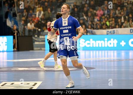 Gummersbach, Deutschland. November 2024. Tilen Kodrin (VfL Gummersbach 5) jubelt mit geballter Faust GER, VfL Gummersbach vs. Bergischer HC, Handball, DHB-Pokal, Achtelfinale, 14.11.2024 Foto: Eibner-Pressefoto/Jürgen Augst Credit: dpa/Alamy Live News Stockfoto