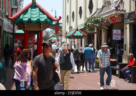 Lima, Peru. November 2024. An einem warmen Tag spazieren die Menschen durch das chinesische Viertel in der peruanischen Hauptstadt. Quelle: Cesar Lanfranco/dpa/Alamy Live News Stockfoto