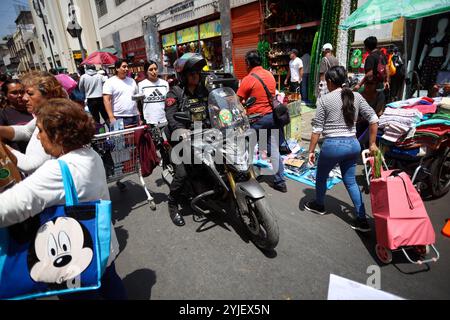 Lima, Peru. November 2024. Ein Polizeiauto fährt durch das chinesische Viertel, während die Leute einkaufen. Quelle: Cesar Lanfranco/dpa/Alamy Live News Stockfoto