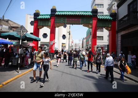 Lima, Peru. November 2024. An einem warmen Tag spazieren die Menschen durch das chinesische Viertel in der peruanischen Hauptstadt. Quelle: Cesar Lanfranco/dpa/Alamy Live News Stockfoto