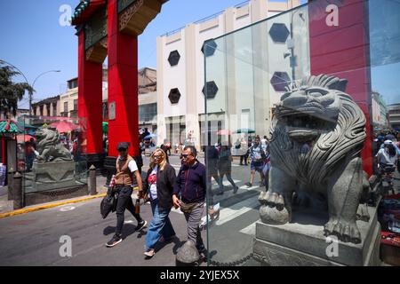 Lima, Peru. November 2024. An einem warmen Tag spazieren die Menschen durch das chinesische Viertel in der peruanischen Hauptstadt. Quelle: Cesar Lanfranco/dpa/Alamy Live News Stockfoto